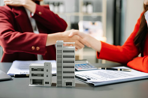 Dr. Rudolf Flösser erklärt nachhaltige Immobilieninvestitionen